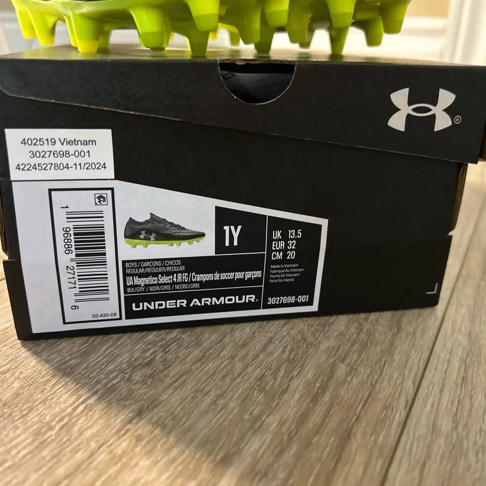Under armour kids soccer cleats - Picture 3 of 5